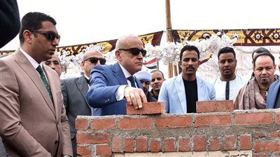 محافظ الأقصر يبحث مطالب أهالي المريس ويضع حجر أساس معهد أزهري ويفتتح معرض 