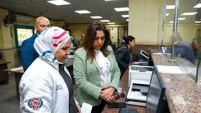 وزيرة التنمية المحلية تحيل 25 موظفًا للتحقيق خلال جولة مفاجئة بالقليوبية 