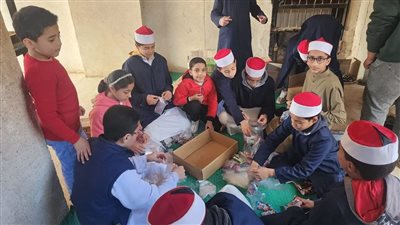 بالجبة والافتان طلاب ازهر المنوفية يوزعون وجبات على المارة