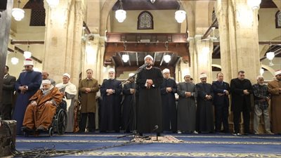 يرجون الإخلاص والقبول.. آلاف المصلين يؤدون العشاء والتراويح بالجامع الأزهر