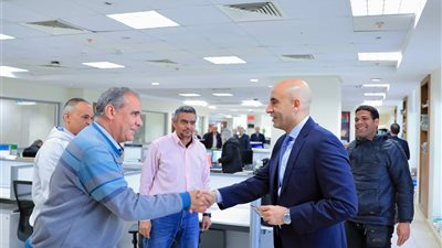 وزير التعليم يتفقد مكاتب العاملين بديوان عام الوزارة ويهنئهم بحلول شهر رمضان المبارك