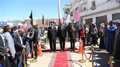 محافظ قنا يضع إكليل الزهور على النصب التذكاري لشهداء البارود في ذكرى العيد القومي