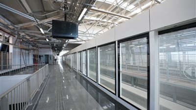 بالصور.. التشطيبات النهائية لمونوريل شرق النيل والأبواب الزجاجية على الارصفة 