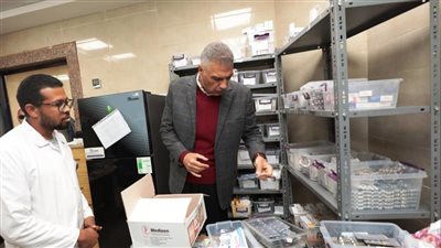 محافظ أسوان يفاجئ مركز طب السيل ويطمئن على الخدمات الطبية والعلاجية للمواطنين