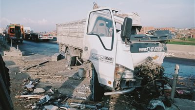 اصابة سائق سيارة نقل اثر تصادمه ب حاجز وتريلا على الطريق الاقليمي بالمنوفية 