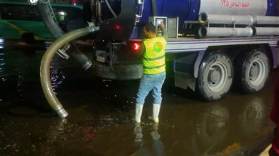 محافظ الجيزة يتابع جهود عمليات شفط مياه الأمطار وإنتشار المُعدات لتسهيل الحركة المرورية