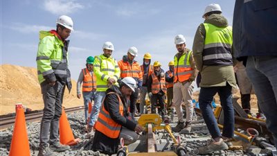 تصوير جوي.. تركيب القضبان وتشطيبات محطات الخط الأول للقطار الكهربائي السريع