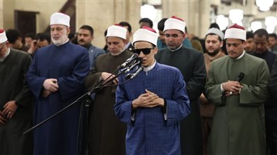 بصوت ندي خاشع..