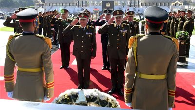 رئيس الجمهورية القائد الأعلى للقوات المسلحة ينيب الفريق أول عبد المجيد صقر لوضع إكليل من الزهور على النصب التذكارى لشهداء القوات المسلحة