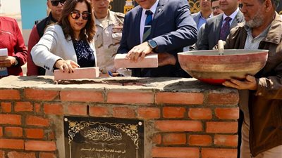 وزيرة التنمية المحلية تضع حجر الأساس لإنشاء حضانة متطورة لتجميع السيارات