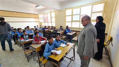  وكيل تعليم بالأقصر يتفقد سير الاختبارات الشهرية بإدارتي أرمنت والطود