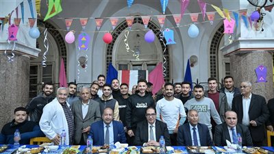 أجواء رمضانية دافئة.. رئيس جامعة القاهرة يشارك طلاب المدينة الجامعية مائدة الإفطار