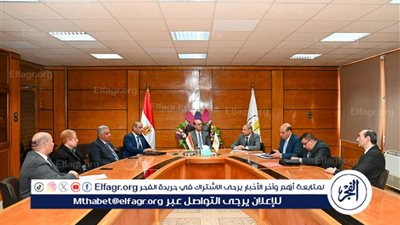 رئيس جامعة أسيوط يعقد اجتماعا مع وفد مديرية المالية بالمحافظة لمناقشة تطوير القطاع المالي بالجامعة