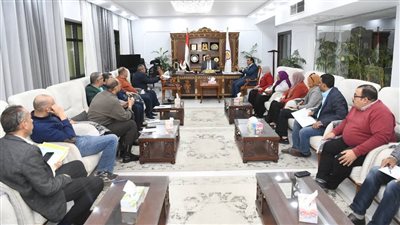 محافظ قنا يناقش تنفيذ مشروعات بيئية لتعزيز الاستدامة والتنمية الخضراء