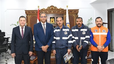 محافظ قنا يكرّم مسعفا وسائقا لأمانتهما في رد مبلغ 227،700 جنيه عثرا عليه في حادث