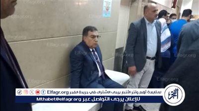 صورة محافظ الدقهلية أثناء جلوسه داخل مستشفى الطوارئ للأطمئنان على مصابي حريق فرن بالمنصورة تتحول إلى 
