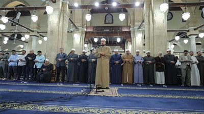 الجامع الأزهر كامل العدد لأداء صلاتي العشاء والتراويح في الليلة الـ15 من رمضان