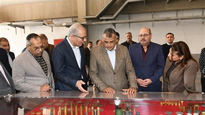 وزير الدولة للإنتاج الحربي يتفقد خطوط التصنيع بمصنع 300 الحربي