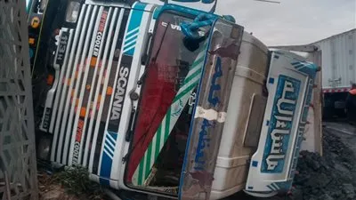 انقلاب سياره نقل بمقطورة بمطلع كوبري قليوب