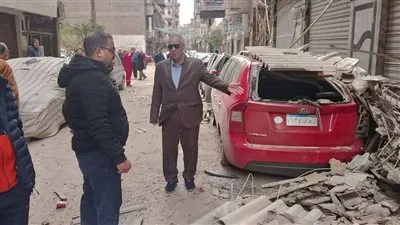 تلفيات بـ 3 سيارات...انهيار بروز قديم بعقار في شارع الترعة بالمنصورة