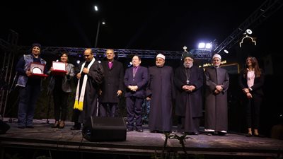 رئيس الطائفة الإنجيلية يشهد تكريم نجوم الفن والأمهات المثاليات بكنيسة المقطم