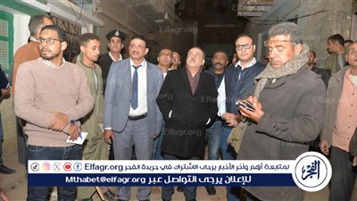 محافظ أسيوط يتفقد المنزل المنهار بقرية النخيلة واستخراج جثتين وإنقاذ 5 آخرين وجارى البحث عن ناجين تحت الأنقاض 