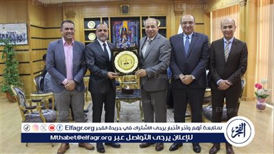 رئيس جامعة المنصورة يُكرّم فريق 