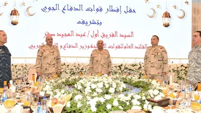 وزير الدفاع والإنتاج الحربى يشارك عدد من مقاتلى قوات الدفاع الجوى تناول وجبة الإفطار 