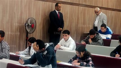نائب رئيس جامعة أسيوط الأهلية يتفقد امتحانات منتصف الفصل الدراسي الثاني