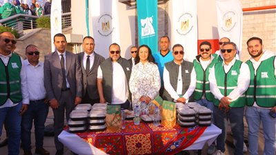 وزيرة التضامن الاجتماعي تشارك 1500 صائم إفطارهم في أجواء رمضانية بممشى أهل مصر