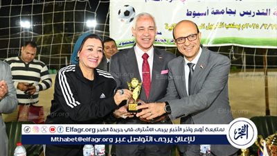 المنشاوي يكرم الفرق الفائزة في الدورة الرمضانية لكرة القدم بجامعة أسيوط