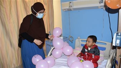 وفد من طلاب جامعة طيبة يوزع هدايا عيد الفطر على الأطفال مرضى الأورام بالأقصر