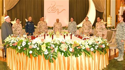 وزير الدفاع والإنتاج الحربى يشارك مقاتلى القوات الجوية تناول وجبة الإفطار 