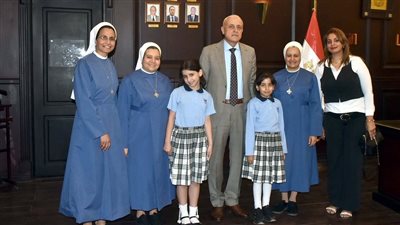 محافظ الأقصر يستقبل وفد مدرسة سان جوزيف لراهبات قلب يسوع للتهنئة بعيد الفطر 