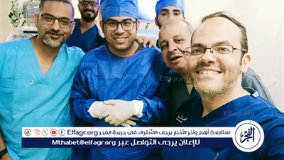 فريق طبي يجري تدخل جراحي دقيق بالأذن لمصاب فلسطيني اصيب بشظايا جراء العدوان على غزة