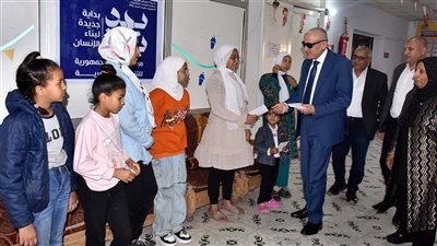 محافظ الأقصر يقدم التهنئة بعيد الفطر المبارك لفتيات جمعية الشابات المسلمات