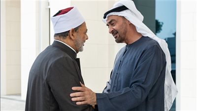 رئيس الإمارات يُجري اتصالًا هاتفيًّا بشيخ الأزهر للاطمئنان علي صحته