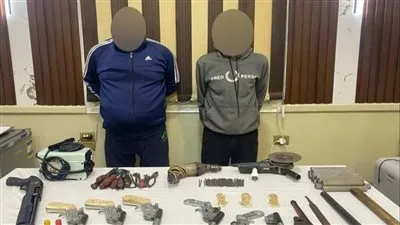 ضبط عنصرين إجراميين لإدارتهما ورشة لتصنيع وبيع الأسلحة النارية
