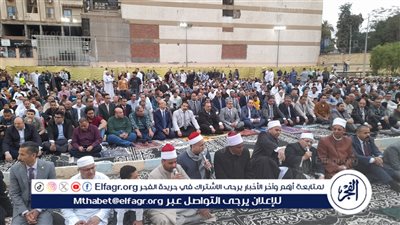 محافظ أسيوط يؤدى صلاة عيد الفطر المبارك بساحة أرض الملاعب أمام ديوان عام المحافظة