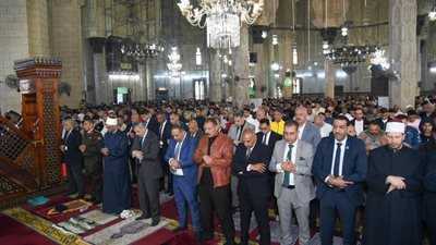 محافظ الإسكندرية يؤدي صلاة عيد الفطر المبارك بمسجد سيدي أبي العباس المرسي بحي الجمرك