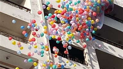 رجال الشرطة يوزعون الهدايا على المواطنين بمناسبة عيد الفطر المبارك