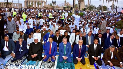 محافظ الأقصر يؤدي صلاة عيد الفطر المبارك وسط جمع غفير من الأهالي بساحة سيدي أبو الحجاج