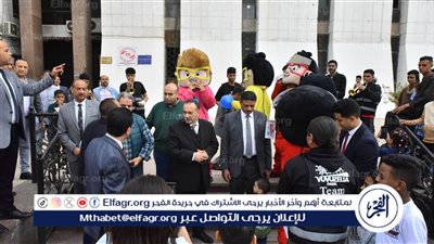 محافظ أسيوط يشارك المواطنين احتفالهم بعيد الفطر ويشهد عروضاً فنية لإحدى الفرق الاستعراضية 