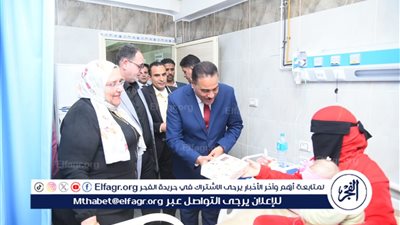 محافظ مطروح يزور المرضى بالمستشفى العام ويقدم الهدايا