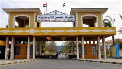 وزير قطاع الأعمال يتابع موقف مشروع المحطة الشمسية لتغذية مجمع الألومنيوم بالطاقة النظيفة