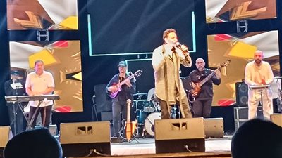 مصطفى قمر يتألق في حفل كامل العدد على مسرح محمد عبدالوهاب بالأسكندرية