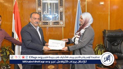 محافظ أسيوط يسلم عقود 26 محلًا تجاريًا وحضانة بمدينة 30 يونيو بمنقباد 