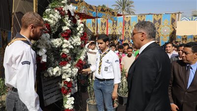 محافظ الجيزة يضع إكليلًا من الزهور على النُّصُب التذكاري لشهداء نزلة الشوبك تقديرًا لتضحياتهم
