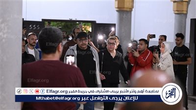 بالصور.. بيومي فؤاد وزوجته أبرز الحضور في عزاء زوجة نضال الشافعي