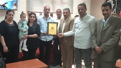 تعليمية نجع حمادي تهدي درع الإدارة لأسرة الراحلة «ابتسام نصيف» تكريما لروحها